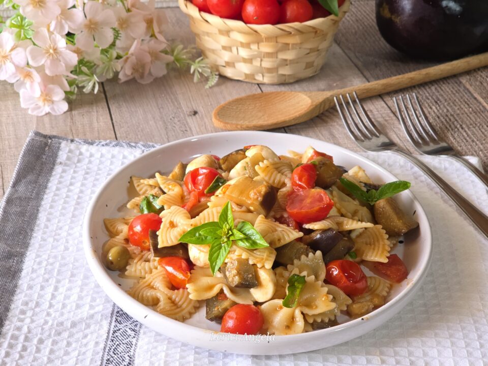 Pasta fredda con melanzane e pomodorini