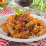 Pasta al pomodoro con melanzane capperi e olive
