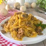 Tagliatelle cremose con funghi e salsiccia