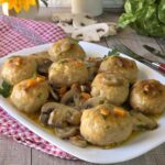 Polpette di pollo in umido con funghi