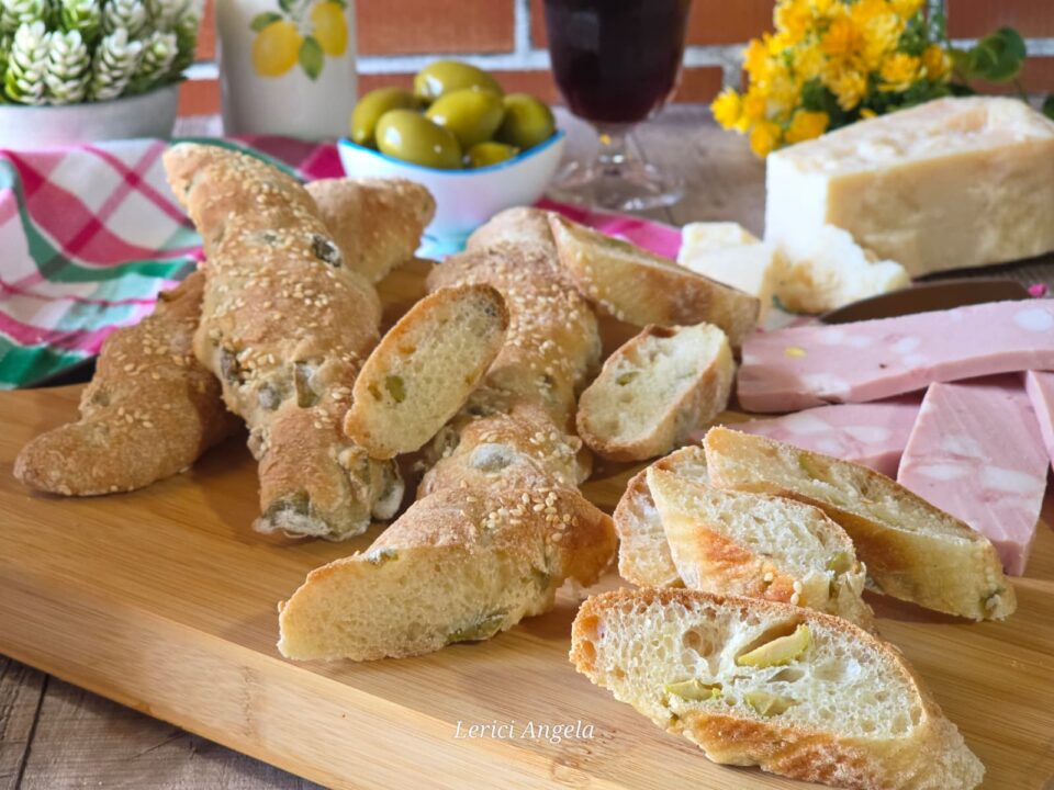 Filoncini di pane rustico alle olive