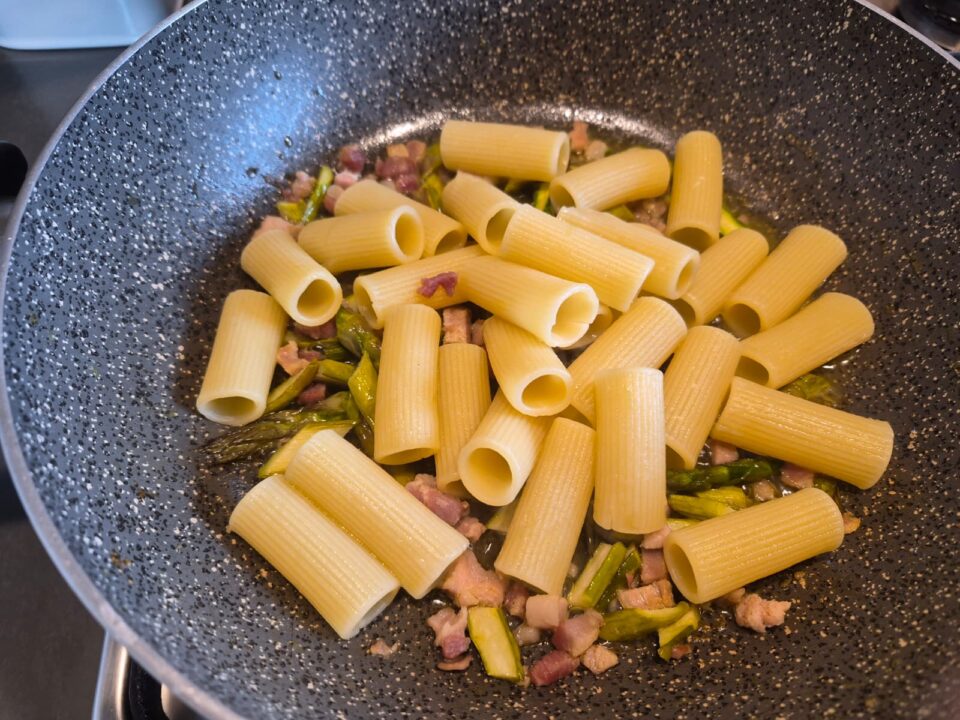 Carbonara agli asparagi e pancetta il segreto per una cremosità perfetta