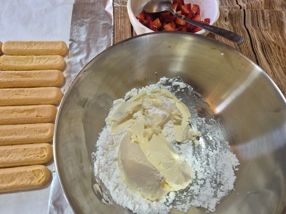 Rotolo di Savoiardi alle Fragole il dolce senza forno pronto in 15 minuti