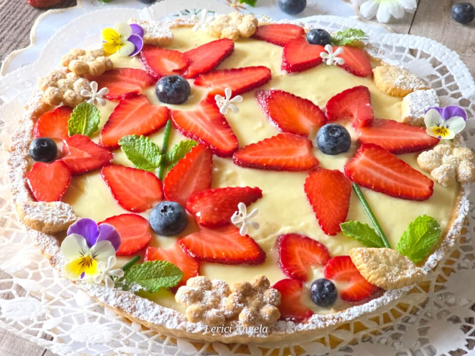 Crostata Primavera con crema e decorazioni di frutta a forma di fiori