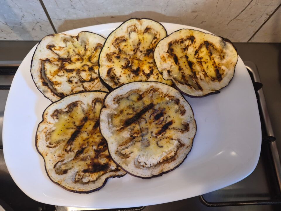 Involtini di melanzane grigliate con bresaola e formaggio ricetta light e veloce