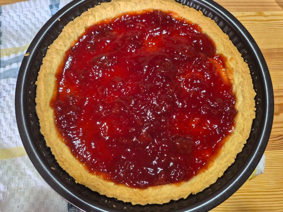 Crostata Primavera con crema e decorazioni di frutta a forma di fiori