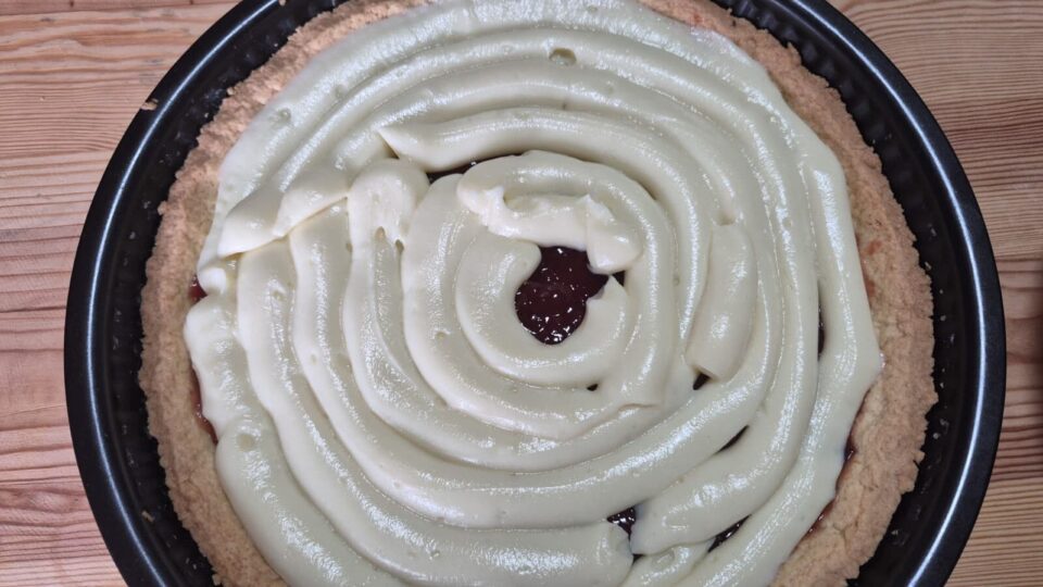 Crostata Primavera con crema e decorazioni di frutta a forma di fiori