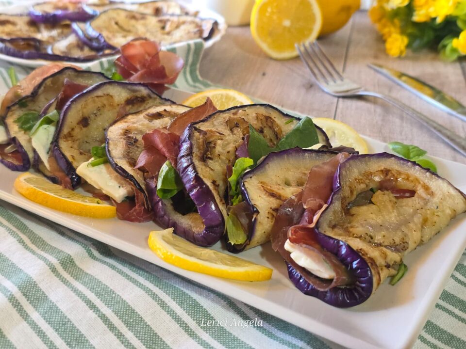 Involtini di melanzane grigliate con bresaola e formaggio ricetta light e veloce