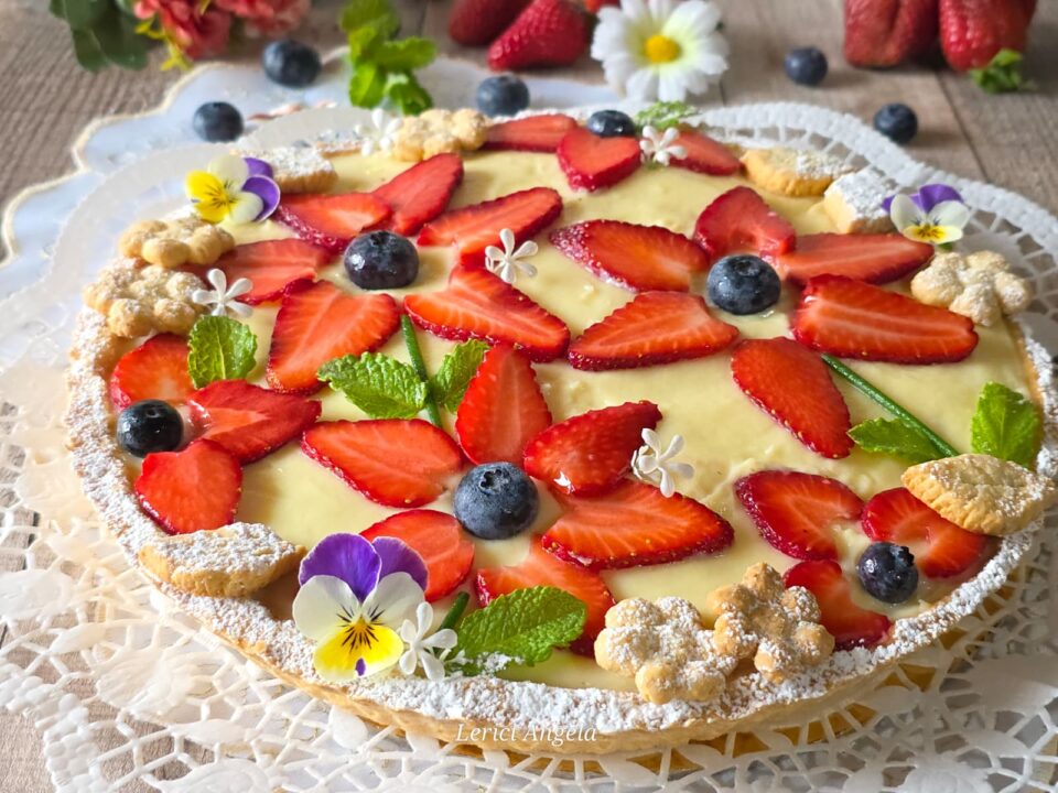 Crostata Primavera con crema e decorazioni di frutta a forma di fiori