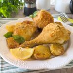 Cosce e fusi di pollo gratinati con patate croccanti in friggitrice ad aria o forno