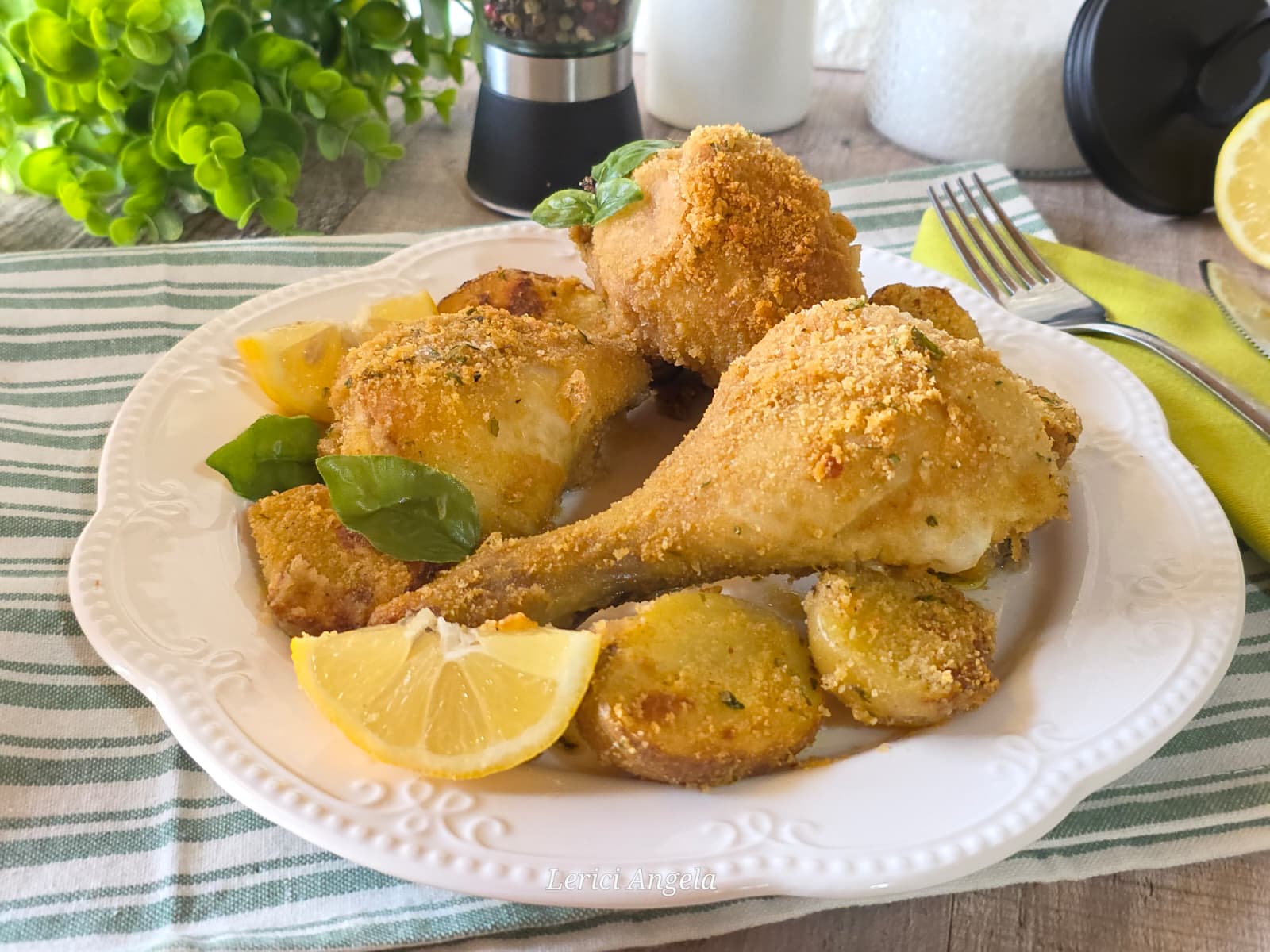 Cosce e fusi di pollo gratinati con patate croccanti in friggitrice ad aria o forno