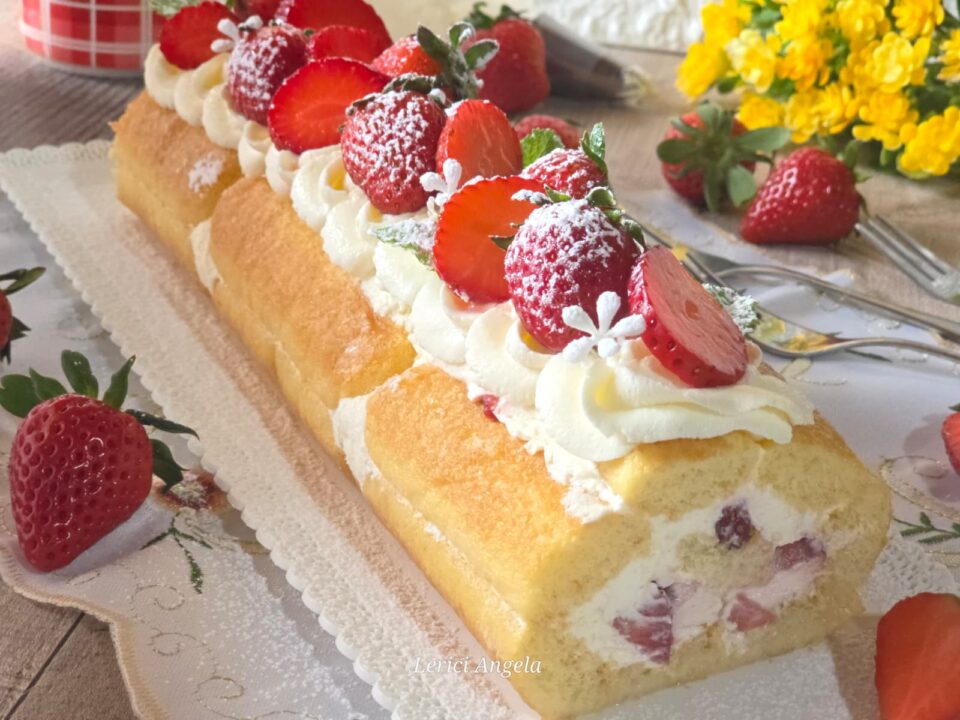 Rotolo di Savoiardi alle Fragole il dolce senza forno pronto in 15 minuti