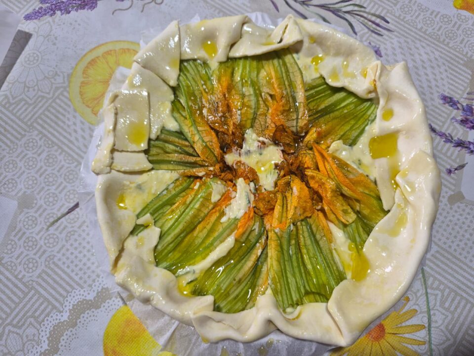 Torta salata fiori di zucca e ricotta la ricetta svuotafrigo filante e profumata