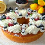 Ciambella Soffice al Limone con Panna e Frutti di Bosco