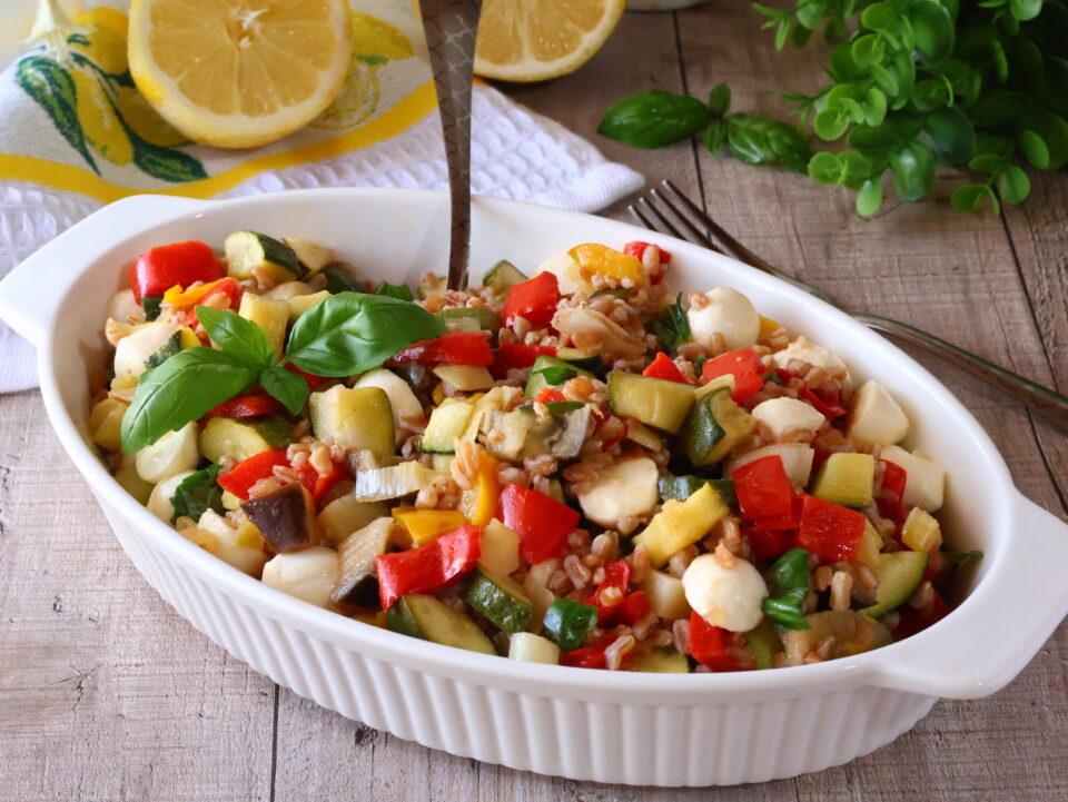 Insalata di farro fredda con verdure croccanti e mozzarelline