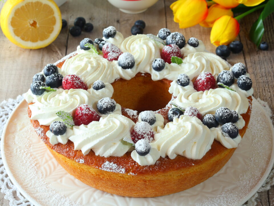 Ciambella Soffice al Limone con Panna e Frutti di Bosco