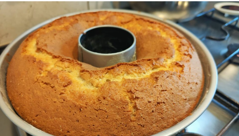 Ciambella Soffice al Limone con Panna e Frutti di Bosco