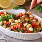 Insalata di farro fredda con verdure croccanti e mozzarelline
