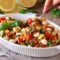 Insalata di farro fredda con verdure croccanti e mozzarelline