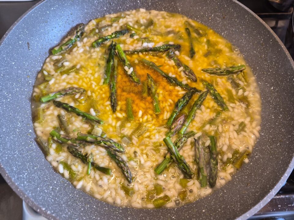 Risotto Zafferano e Asparagi con Speck Croccante