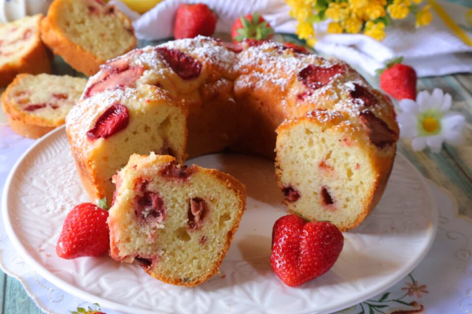 Ciambellone con le fragole Senza burro e altissimo