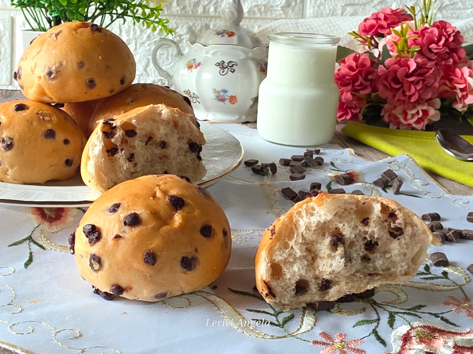 Panini con gocce di cioccolato fatti in casa morbidi la ricetta semplice