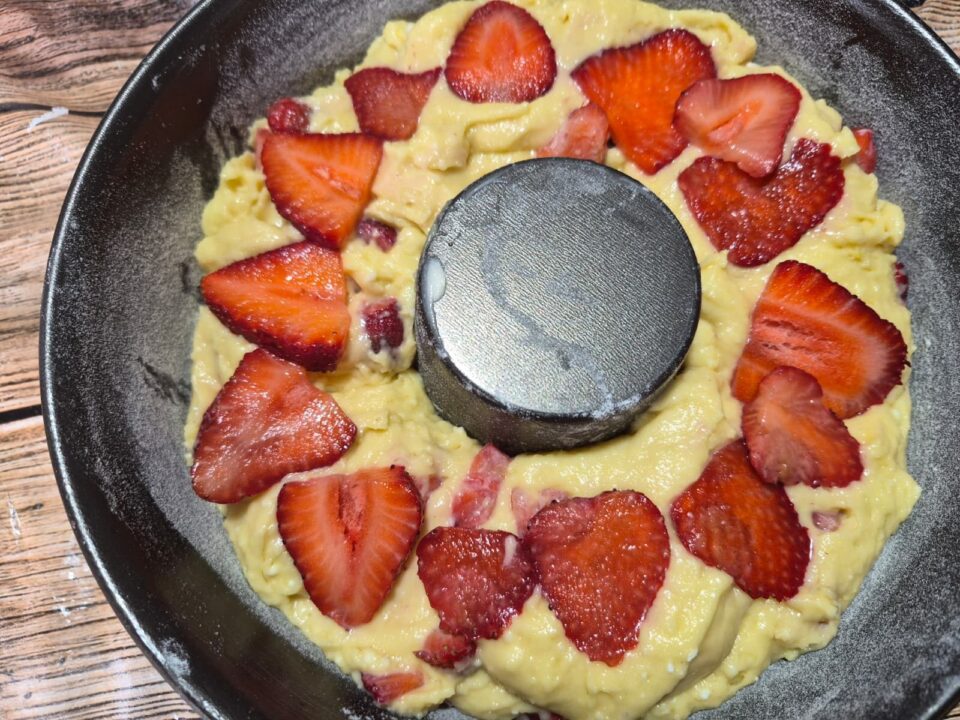 Ciambellone con le fragole Senza burro e altissimo