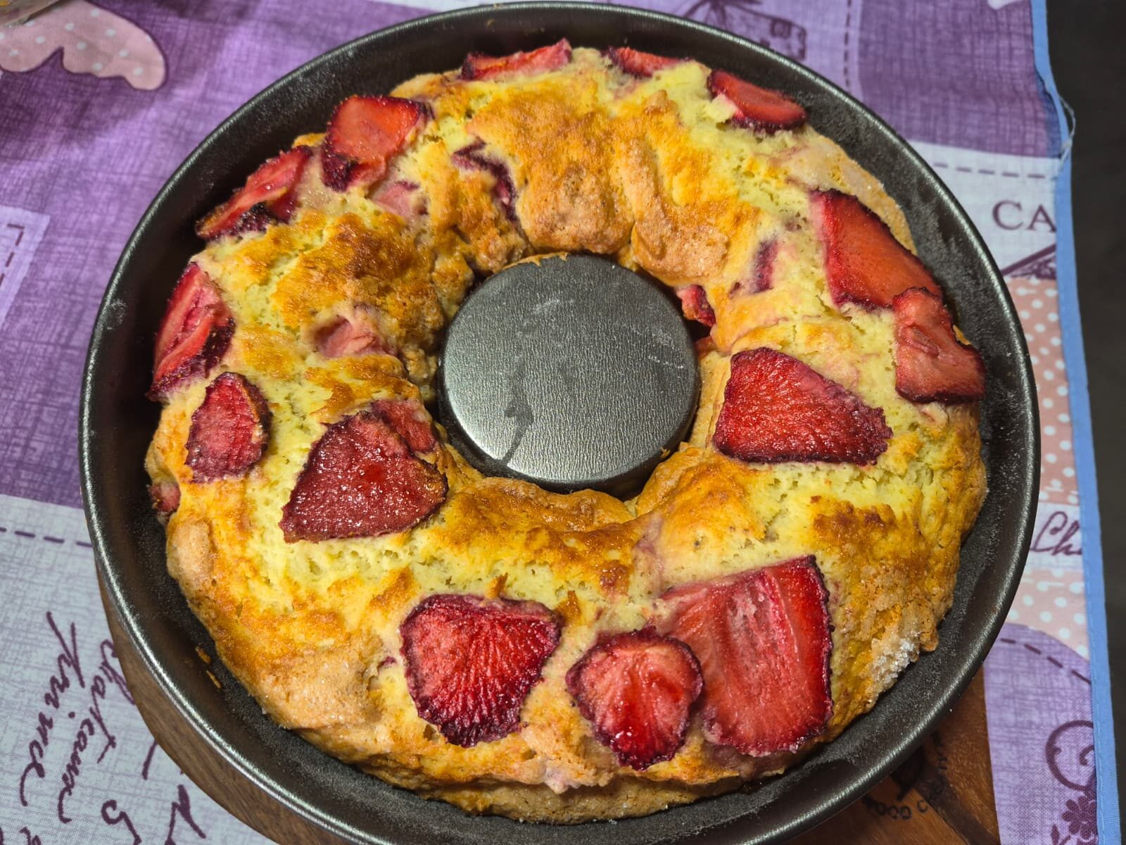 Ciambellone con le fragole Senza burro e altissimo