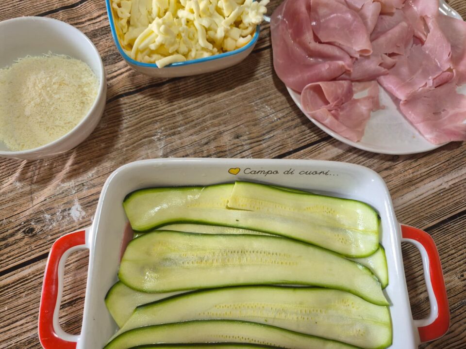 Parmigiana Bianca di Zucchine e Prosciutto la ricetta cremosa e filante