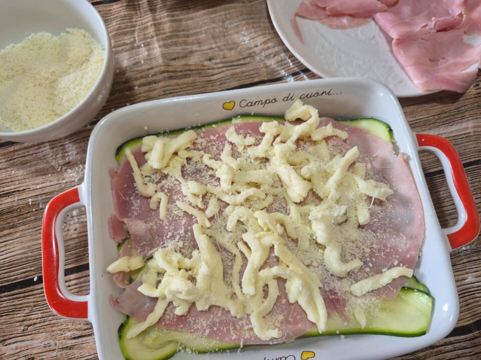 Parmigiana Bianca di Zucchine e Prosciutto la ricetta cremosa e filante