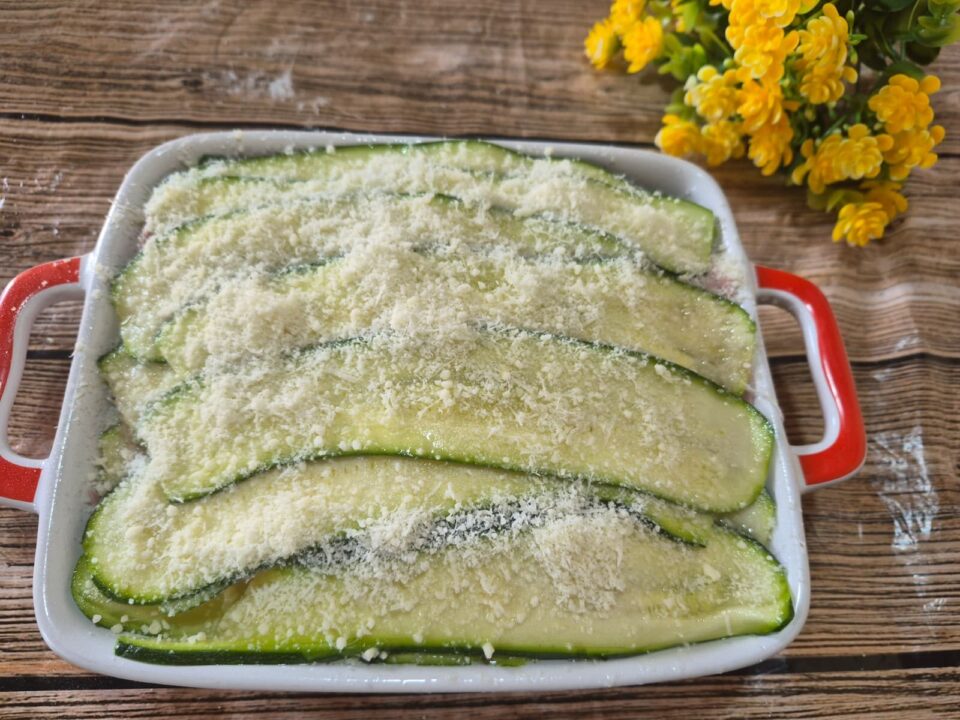 Parmigiana Bianca di Zucchine e Prosciutto la ricetta cremosa e filante