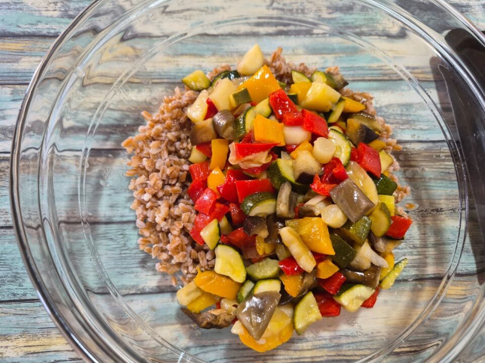 Insalata di farro fredda con verdure croccanti e mozzarelline