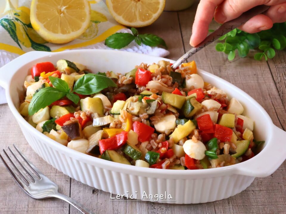 Insalata di farro fredda con verdure croccanti e mozzarelline