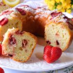 Ciambellone con le fragole Senza burro e altissimo