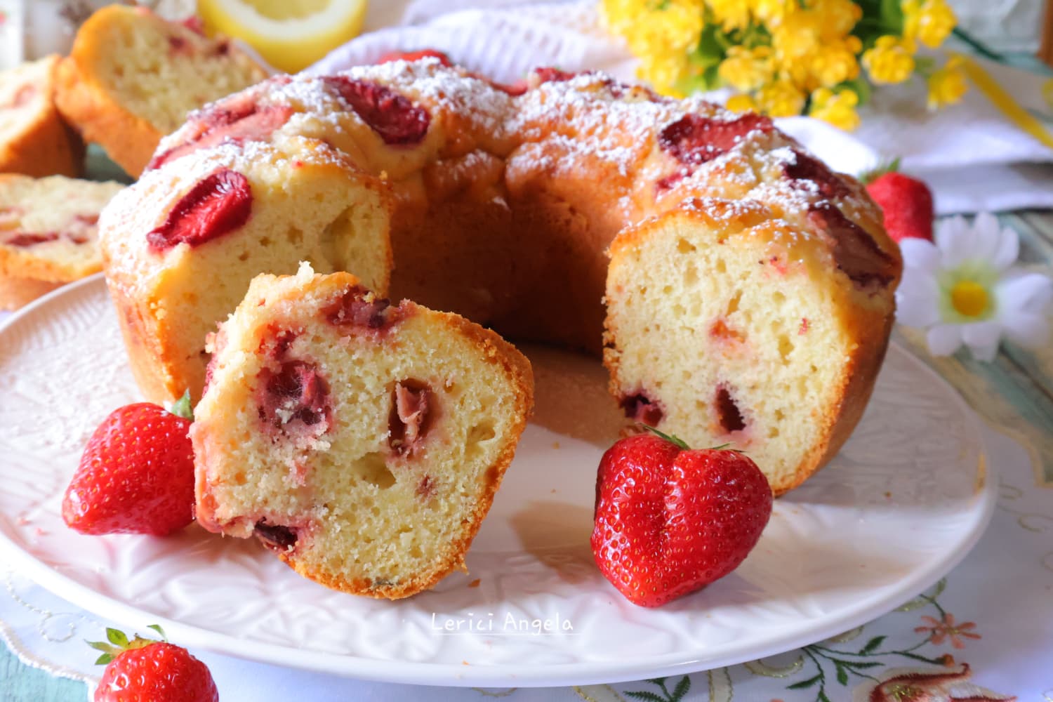 Ciambellone con le fragole Senza burro e altissimo