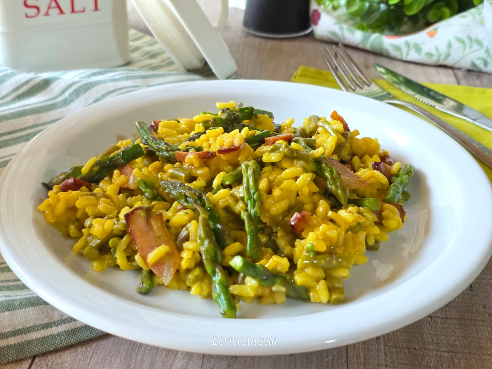 Risotto Zafferano e Asparagi con Speck Croccante