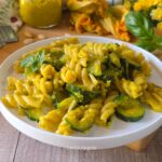 Il primo piatto con zucchine e pesto di fiori di zucca light e pronto in un lampo