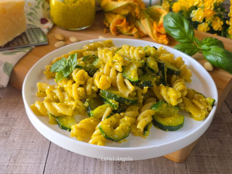 Il primo piatto con zucchine e pesto di fiori di zucca light e pronto in un lampo