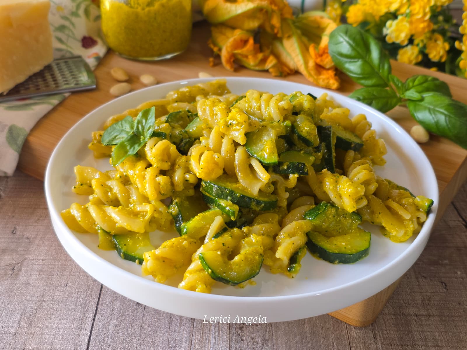 Il primo piatto con zucchine e pesto di fiori di zucca light e pronto in un lampo
