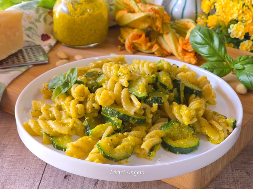 Il primo piatto con zucchine e pesto di fiori di zucca light e pronto in un lampo