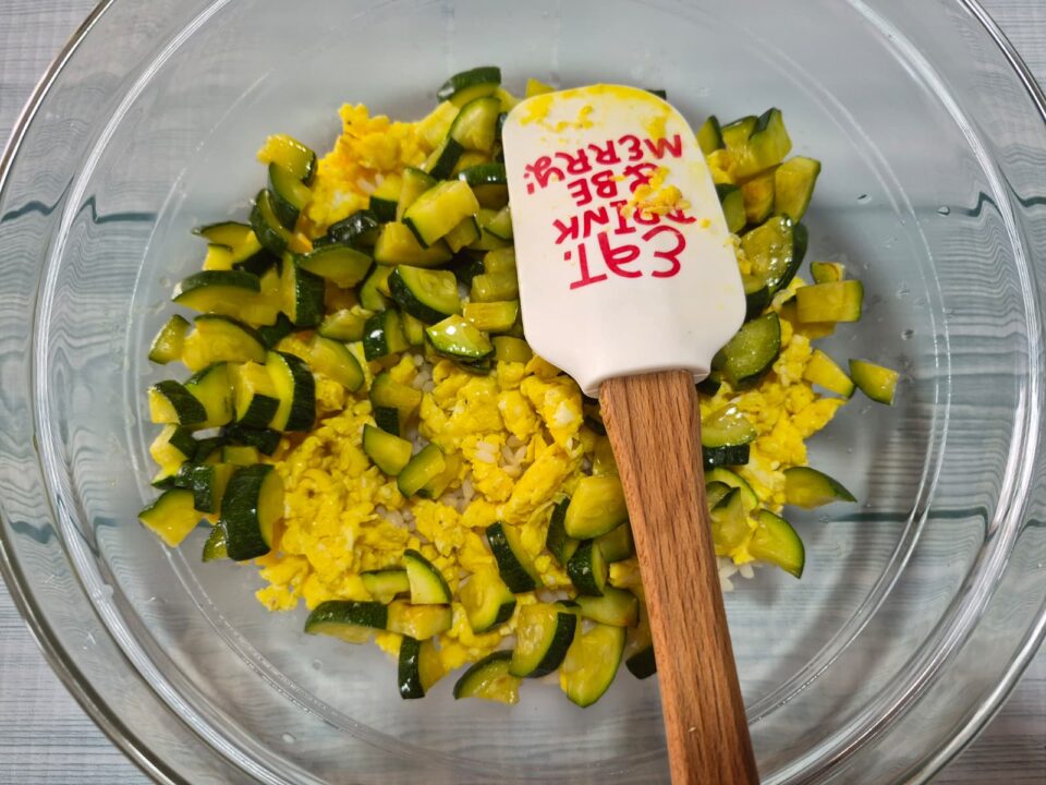 Riso freddo con zucchine tonno e uova strapazzate il piatto sano e completo