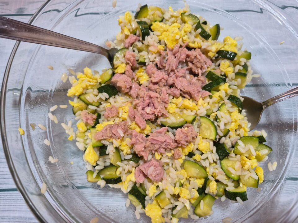 Riso freddo con zucchine tonno e uova strapazzate il piatto sano e completo