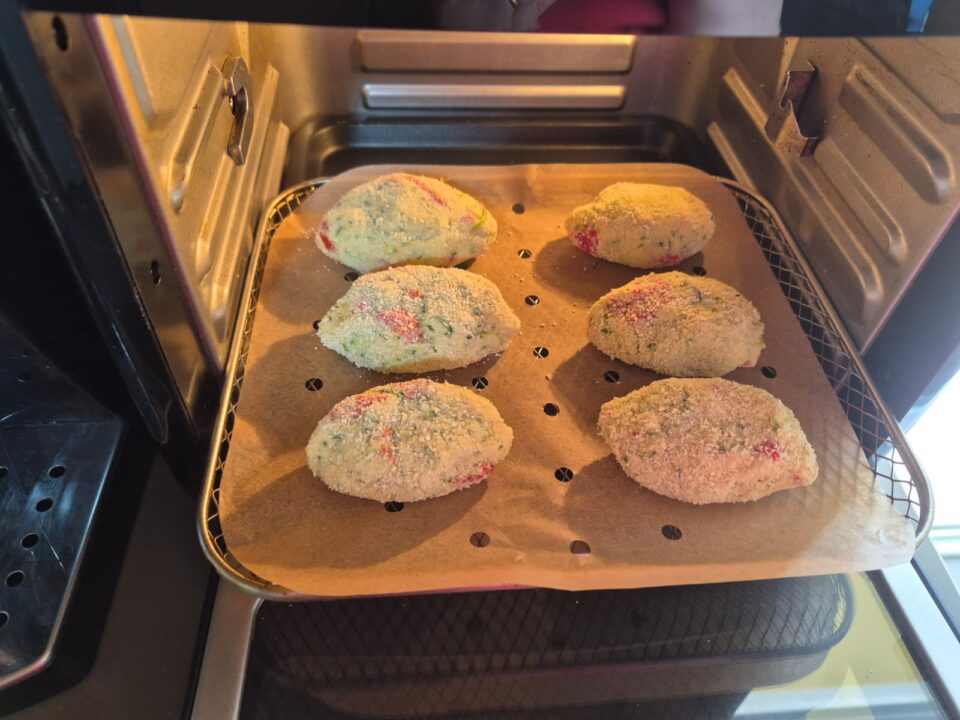 Polpette di zucchine e peperoni con ricotta morbide dentro e croccanti fuori