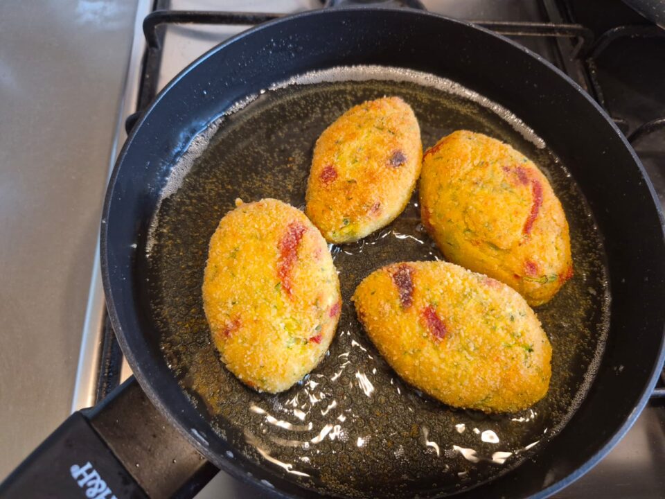 Polpette di zucchine e peperoni con ricotta morbide dentro e croccanti fuori