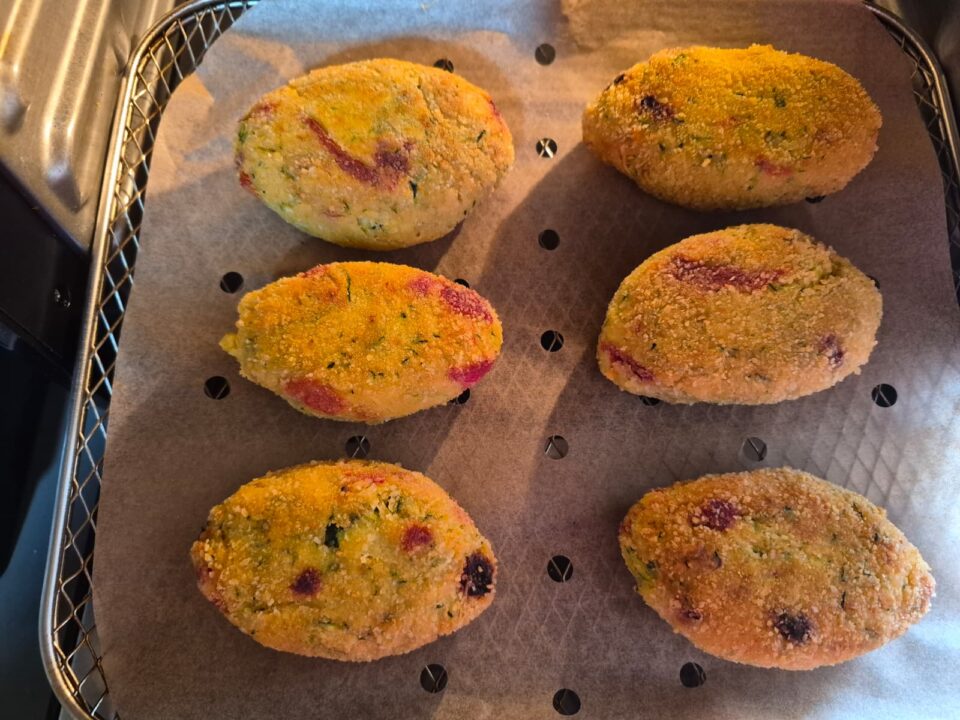 Polpette di zucchine e peperoni con ricotta morbide dentro e croccanti fuori