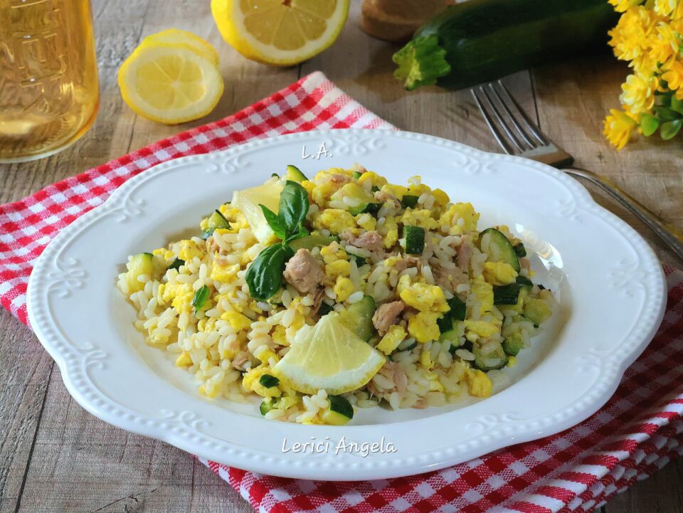 Riso freddo con zucchine tonno e uova strapazzate il piatto sano e completo