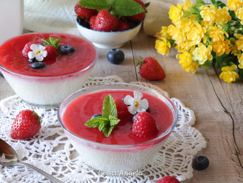 Panna Cotta con Fragole e Lamponi il Dessert Cremoso Semplice e Veloce