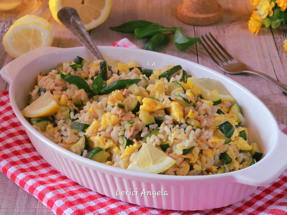Riso freddo con zucchine tonno e uova strapazzate il piatto sano e completo