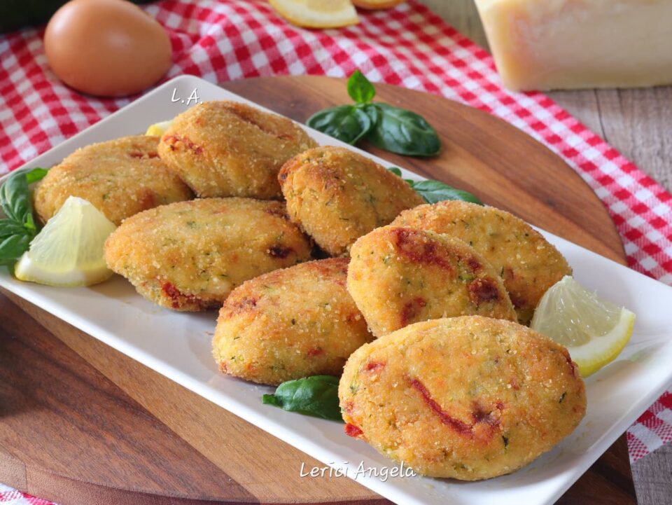 Polpette di zucchine e peperoni con ricotta morbide dentro e croccanti fuori