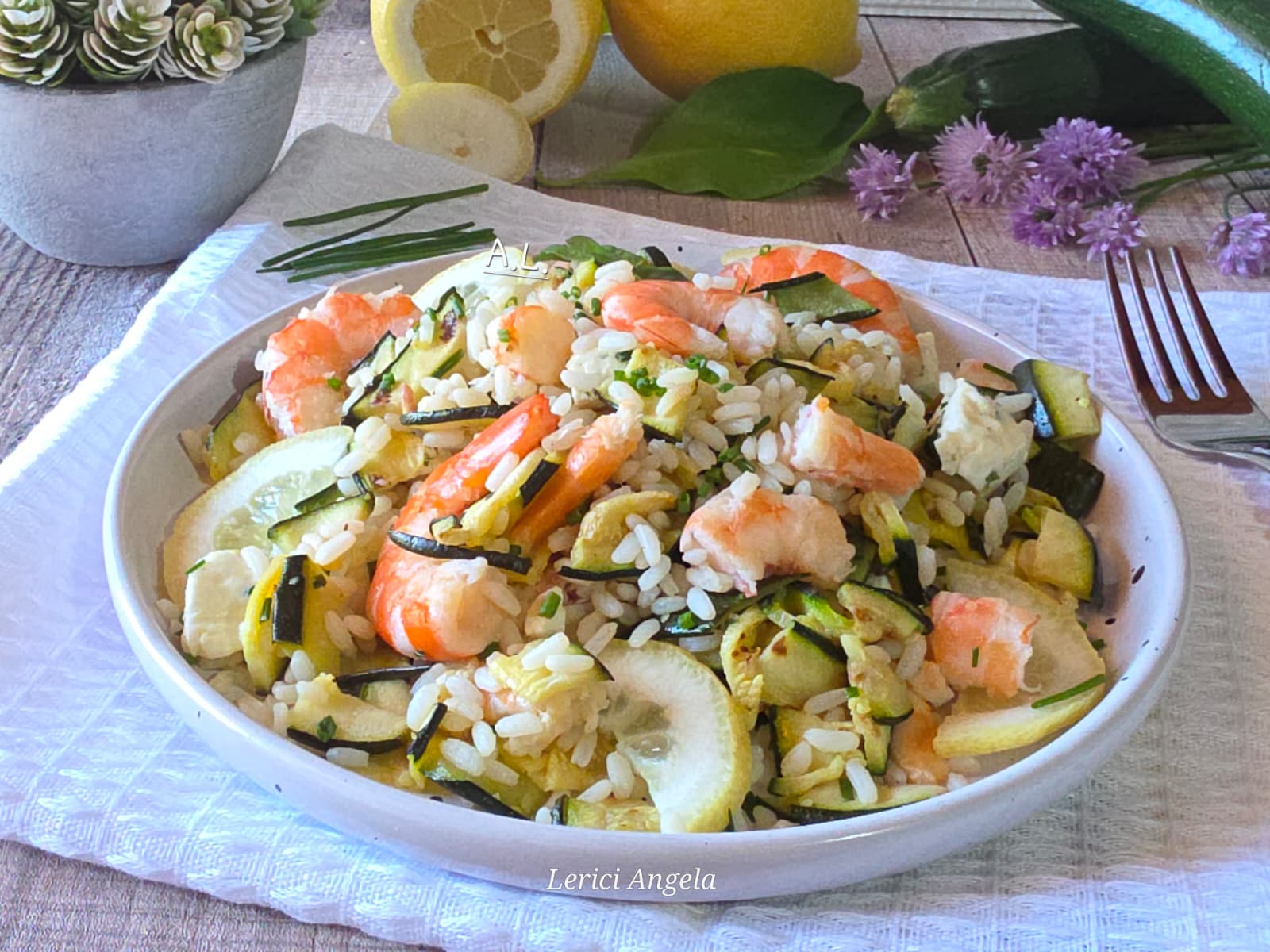 Riso freddo con zucchine e gamberetti il piatto estivo e leggero pronto in 15 minuti